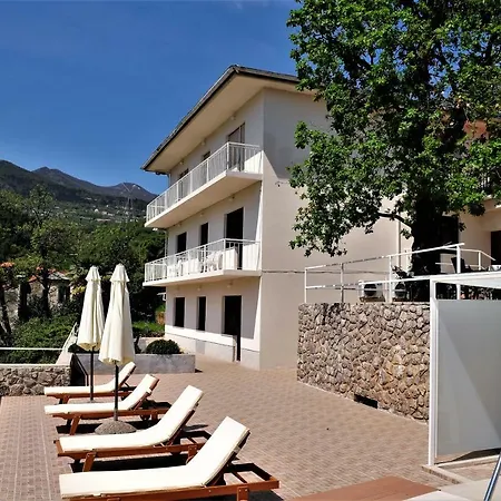 Apartmani Kadmen Ika Exterior photo